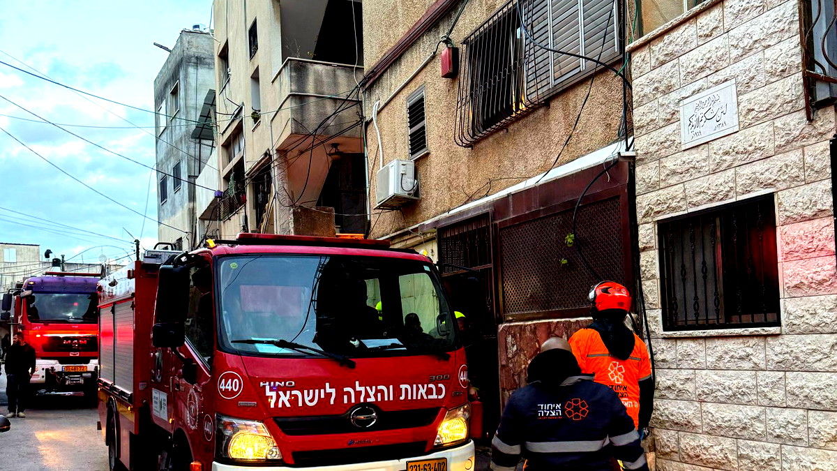 الناصرة: اندلاع حريق في مبنى سكني وإصابة سيدة نتيجة استنشاق الدخان... حالتها طفيفة