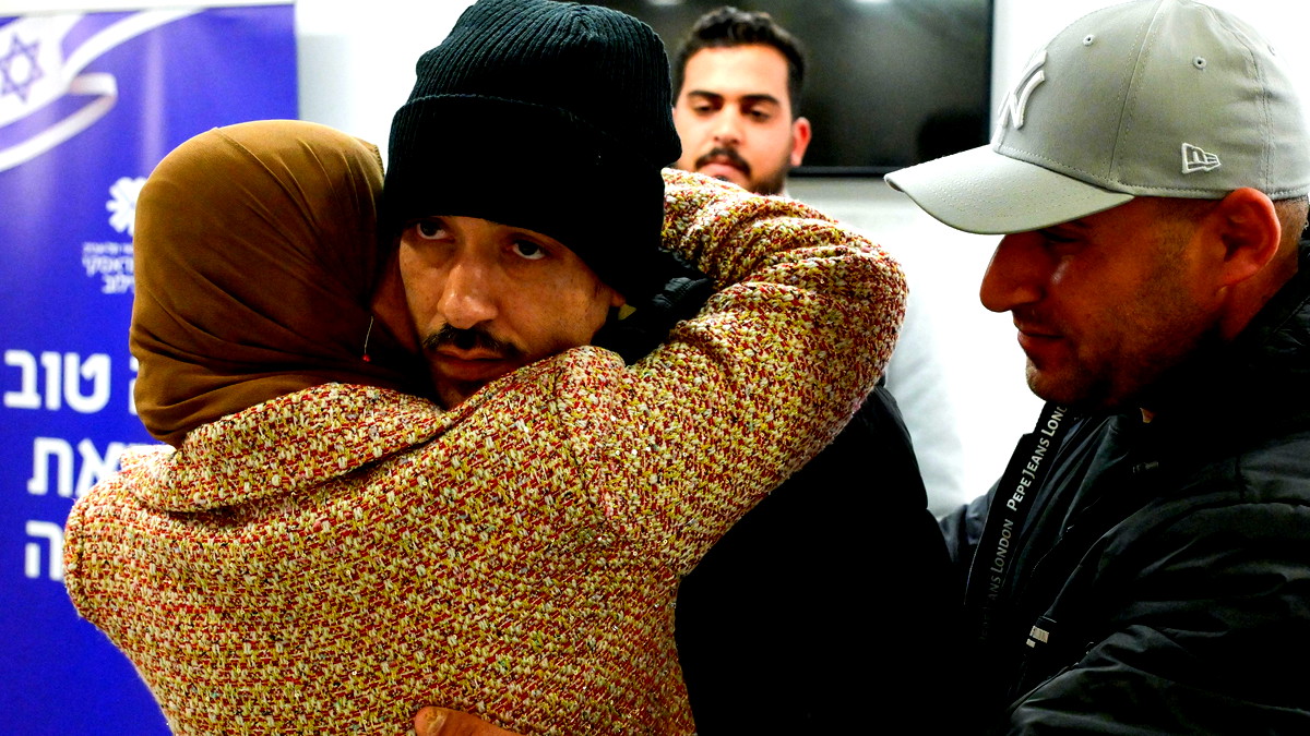 فيديو وصور| لحظة لقاء هشام السيد من النقب مع عائلته بعد 10 سنوات من الاسر في قطاع غزة