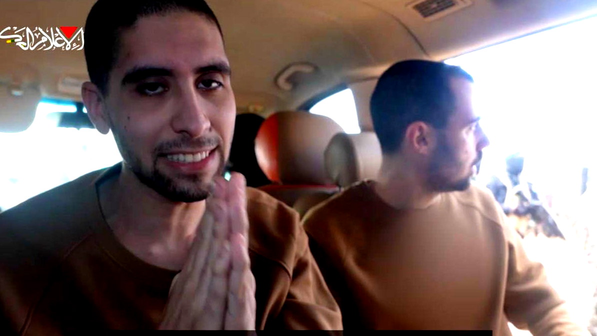 فيديو| القسام يحضر إسرائيليون لحضور مراسم تسليم رفاقهم ويوجهون رسائل عاجلة لنتنياهو والحكومة