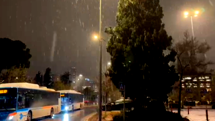 فيديو| العاصفة تزداد قوة وتساقط خفيف للثلوج في الجليل الاعلى والقدس