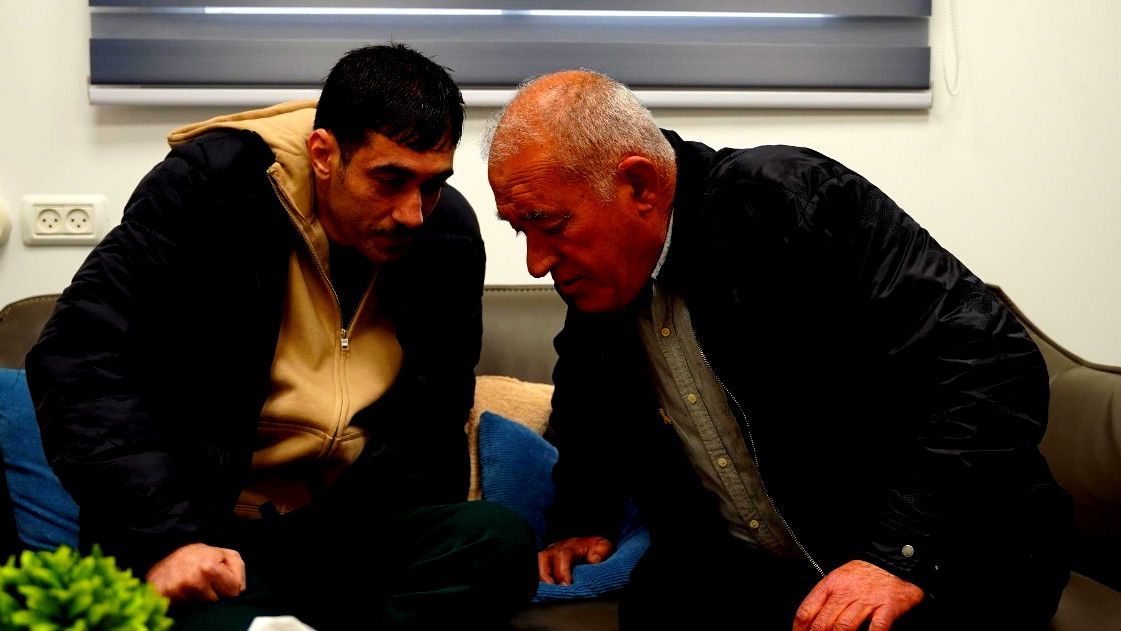 والد هشام السيد بعد اطلاق سراحه من غزة: ابني لم يعد كما كان.. فهو لا يستطيع الكلام، ولا يملك صوتًا، ولا ذاكرة