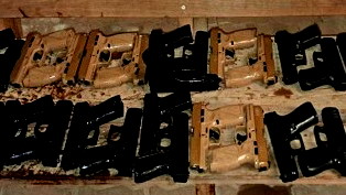 الكشف عن شبكة تهريب اسلحة في النقب وتقديم لوائح إتهام