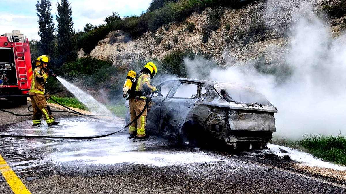 توثيق بالفيديو- اندلاع حريق داخل مركبة كهربائية على شارع 6 شمالًا... لم تُسجل إصابات