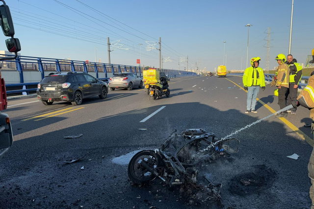 إصابة شاب بجراح خطيرة وآخر بجراح طفيفة إثر تعرضهما لحادث سير مروع على شارع 20 بالقرب من حولون