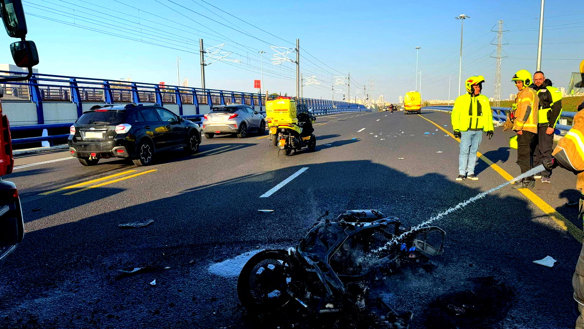 إصابة شاب بجراح خطيرة وآخر بجراح طفيفة إثر تعرضهما لحادث سير مروع على شارع 20 بالقرب من حولون