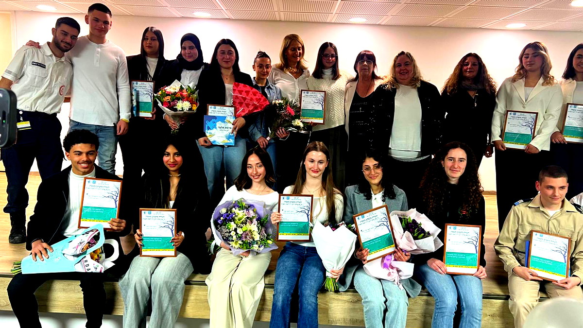 كفرقرع: الطالبة أبرار عسلي تفوز بجائزة  المتطوع المميّز من وزارة التربية والتعليم في لواء حيفا