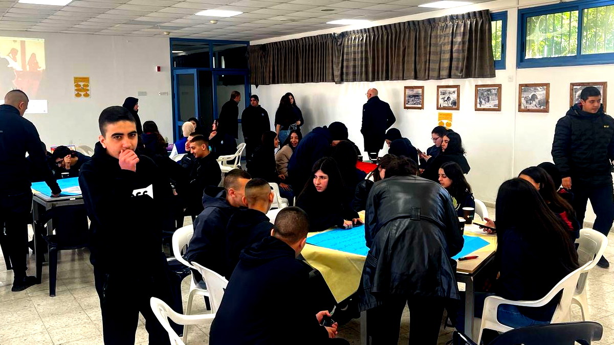 مقهى الإنترنت – تجربة توعوية فريدة في مدرسة العلوم والتكنولوجيا الناصرة