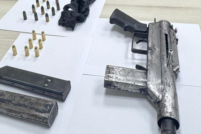 اعتقال مشتبهين بحيازة بندقية في الطيبة