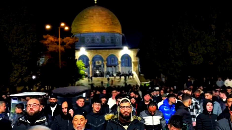 عشرات الآلاف يؤدون صلاة التراويح في المسجد الأقصى المبارك