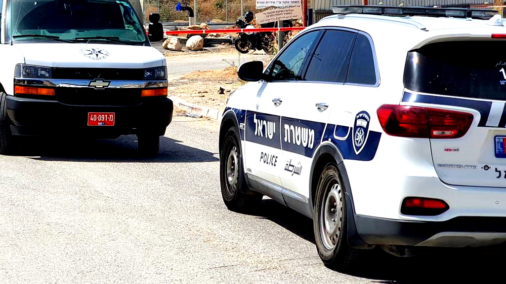 توثيق| داخل جدار مزدوج - اعتقال 4 متسللين غير قانونيين اختبأوا في سقف سيارة نقل في منطقة القدس