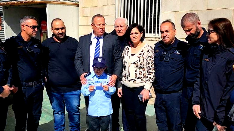 دوريّة الأمنيّات الشّرطيّة تحقّق حلم الولد علي عابد من قرية البعنة