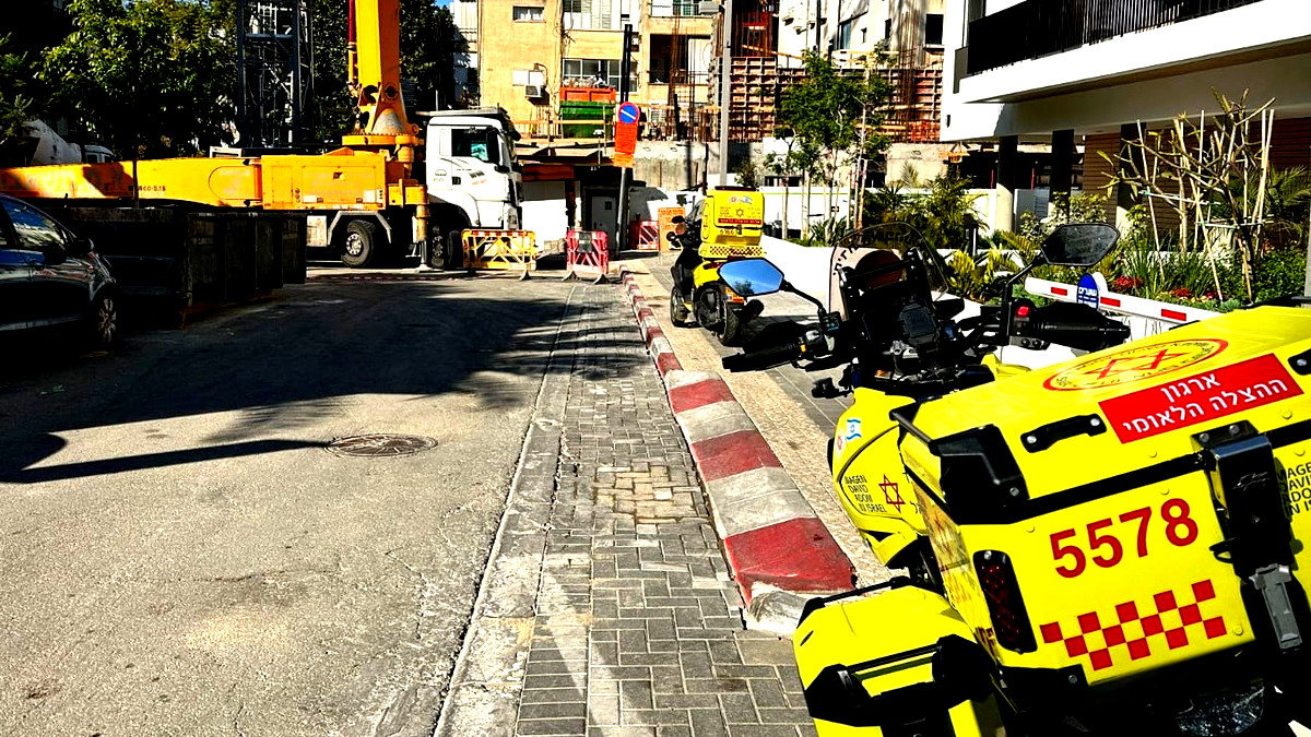 تل ابيب: اصابة عامل بجراح خطيرة اثر سقوطه عن علو