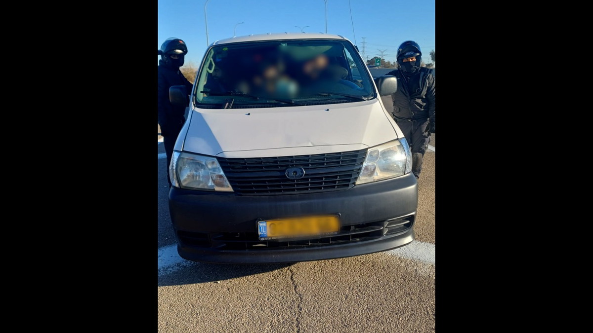 تقديم لائجة اتهام ضد 9 عمال غير قانونيين في بئر السبع.. اغلاق صالون حلاقة في قرية كسيفة بعد العثور على عمال من الضفة الغربية