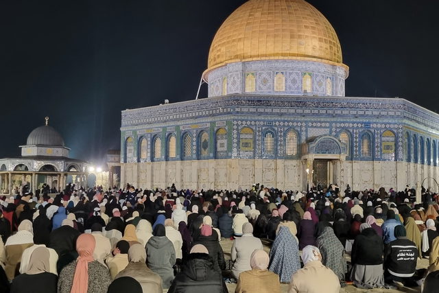 الآلاف يؤدون صلاتي العشاء والتراويح في المسجد الأقصى المبارك في الليلة الخامسة من رمضان
