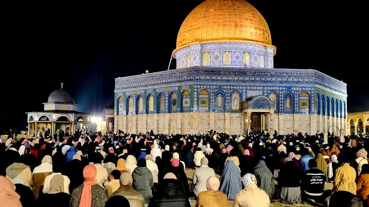 فيديو وصور| الآلاف يؤدون صلاتي العشاء والتراويح في المسجد الأقصى المبارك في الليلة الخامسة من رمضان