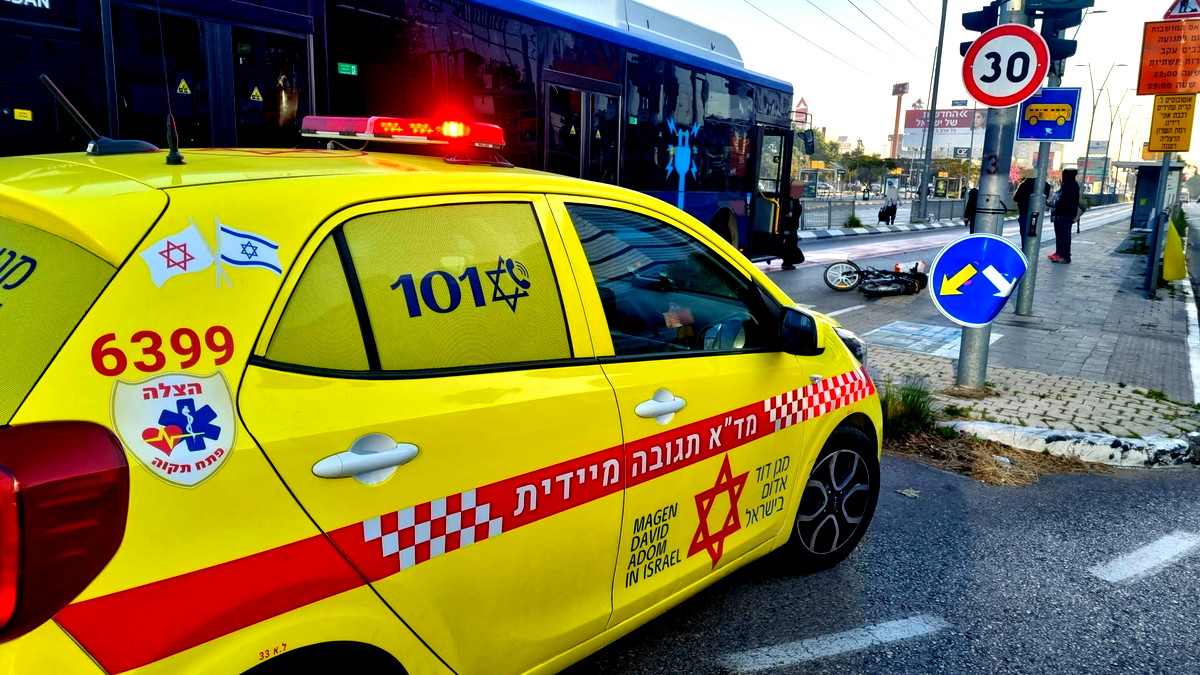 إصابة شاب (40 عامًا) بجروح متوسّطة إثر اصطدام دراجة نارية بحافلة في رمات جان