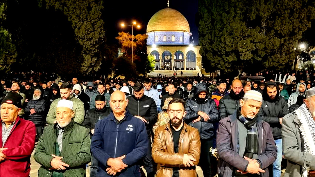 فيديو وصور| أكثر من 80 ألف مصل أدوا  اليوم صلاتي العشاء والتراويح في اليوم الخامس من شهر رمضان المبارك في رحاب المسجد الأقصى المبارك