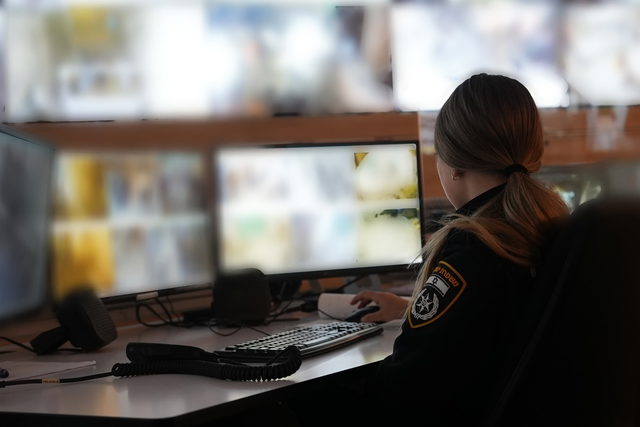 الشرطة: اعتقال سيدة بشبهة سرقة ممتلكات شخصية في الحرم القدسي الشريف وإعادتها لصاحبها