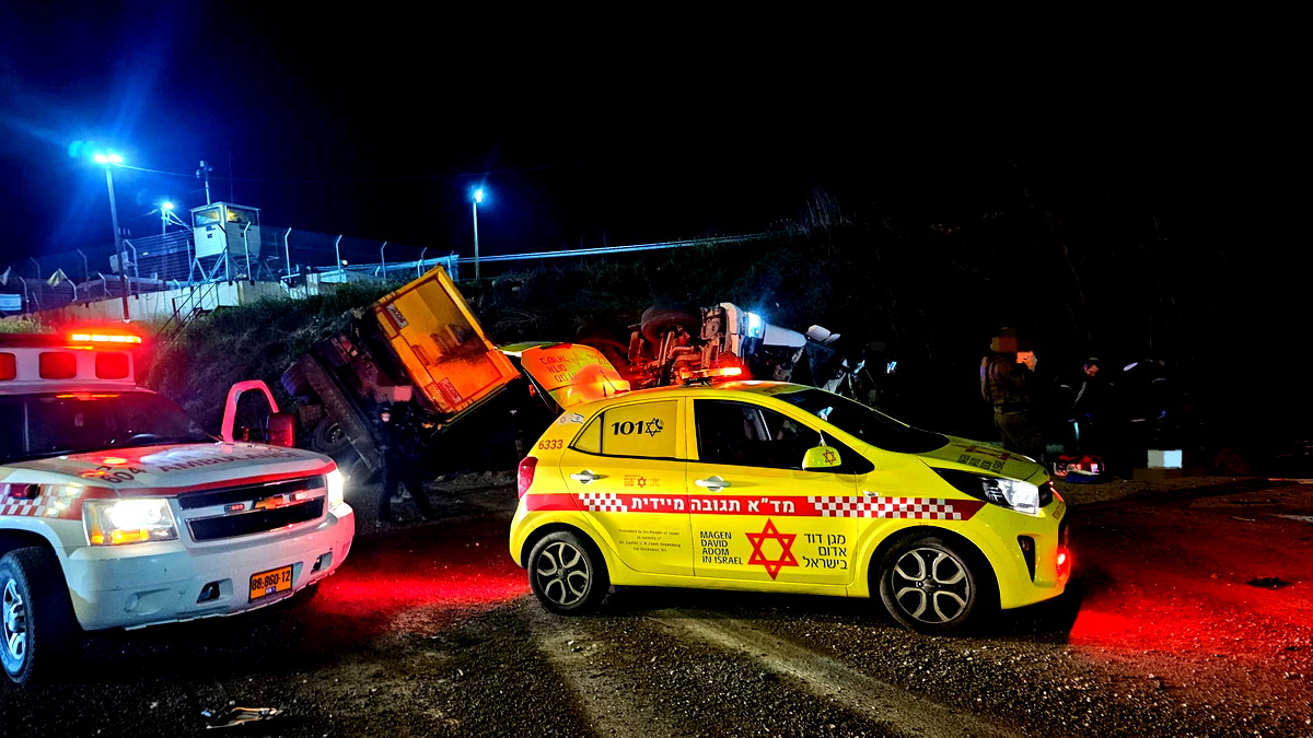 إصابة شاب (25 عامًا) بجراح متوسطة إثر انقلاب شاحنة على شارع 60 بالقرب من جت 