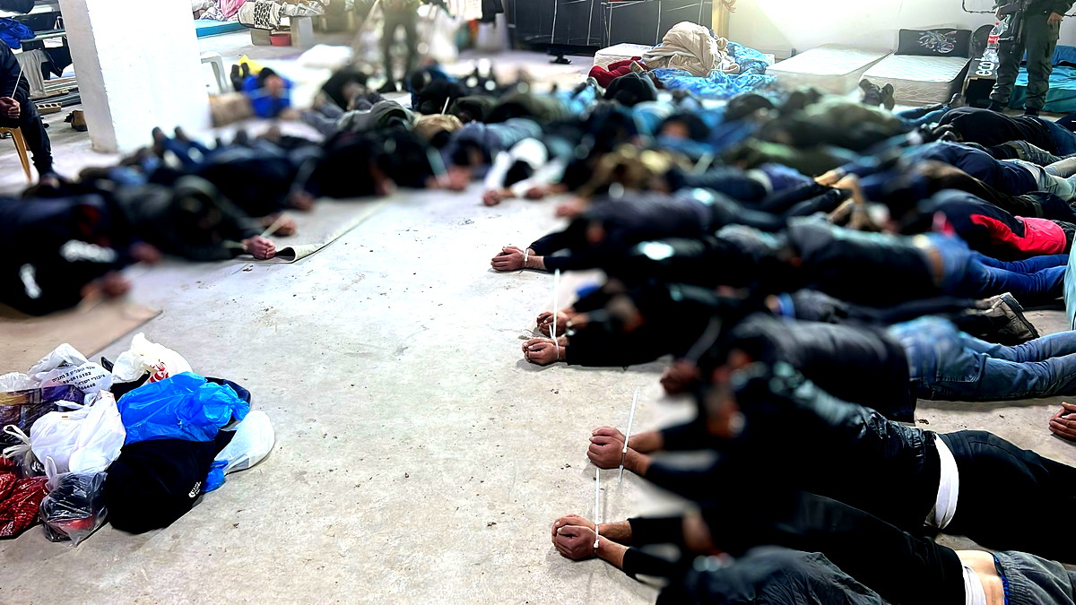 خلال حملة للشرطة في كفركنا: اعتقال 55 عاملًا فلسطينيًا وضبط سكين بحوزة أحدهم