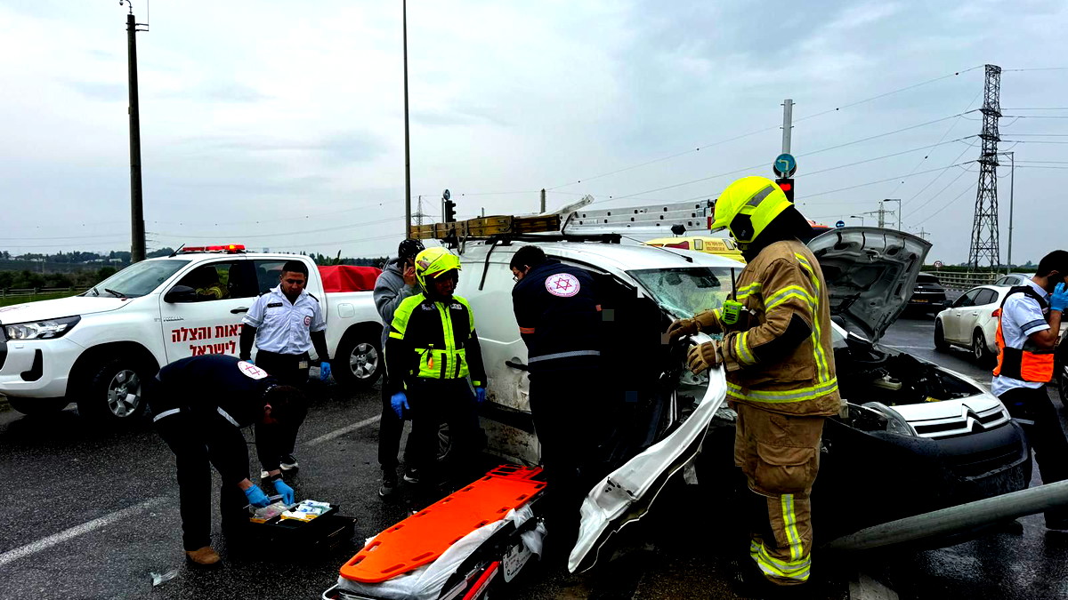 منطقة المركز: إصابة خطيرة لرجل جرّاء حادث طرق بين مركبتين على شارع 5504