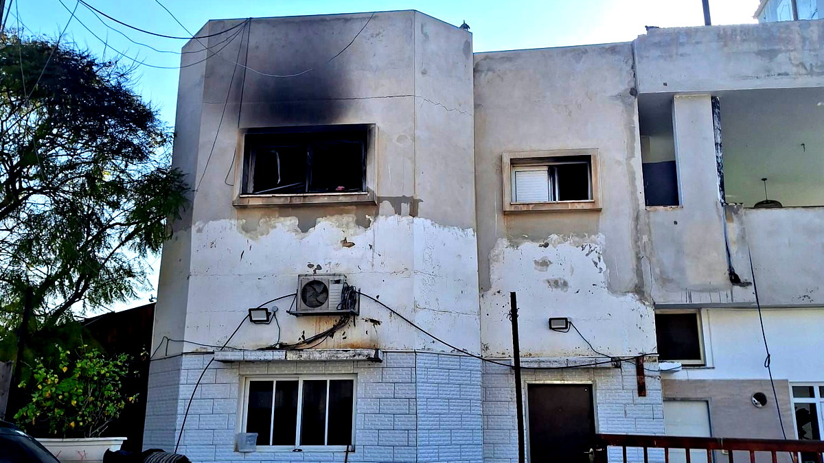 اندلاع حريق في منزل بمدينة رهط وإصابة شابتين جرّاء استنشاق الدخان 