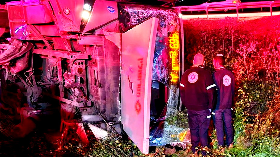 مصرع فتى واصابة 17 اخرين اثر انقلاب حافلة قرب كريات جات بالجنوب