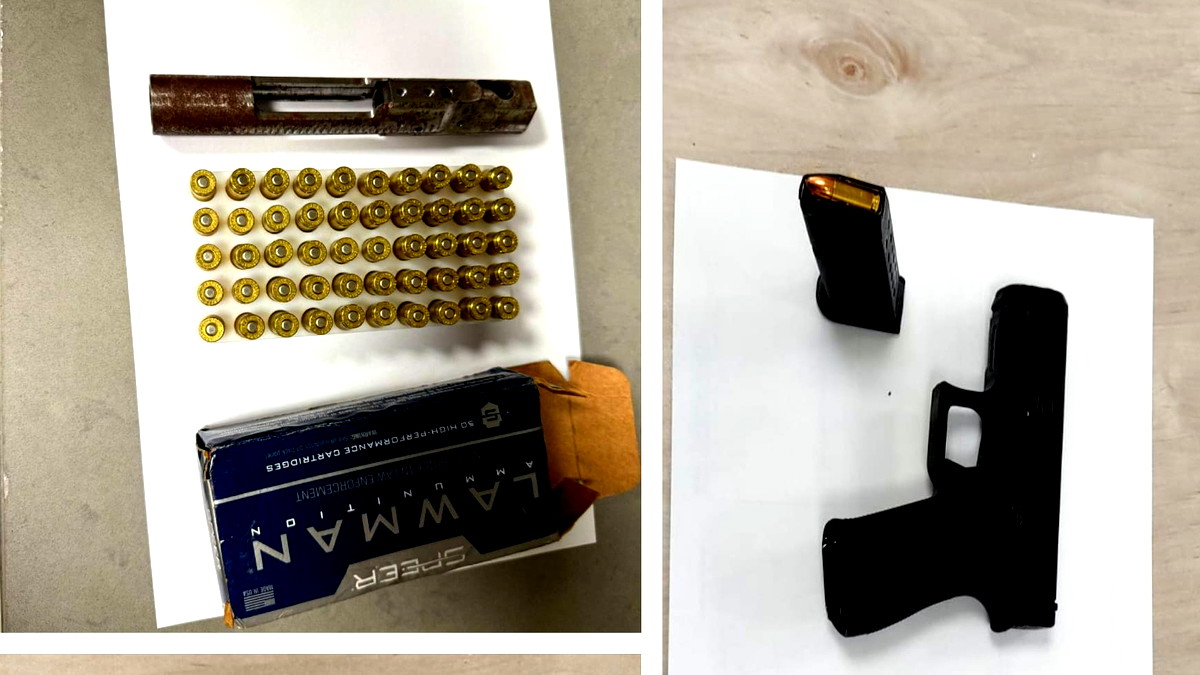 ضبط أسلحة من نوع FN و”غلوك”، امشطه و مئات الذخائر خلال مداهمات شرطية في أم الفحم