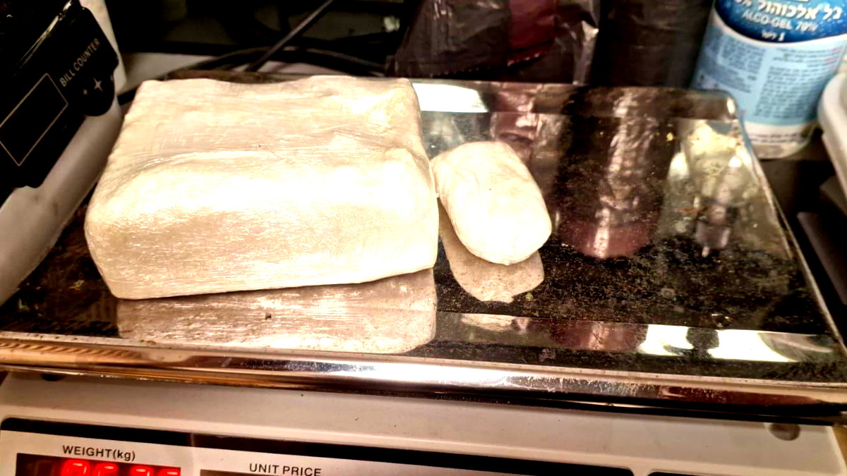  تُقدّر قيمتها بملايين الشواقل.. ضبط مواد يشتبه  بأنها كوكايين داخل مركبتين في حادثين منفصلين في حيفا