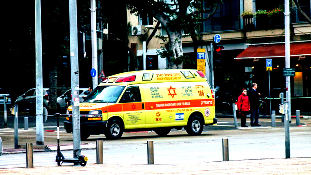 إصابة أربعة أشخاص بينهم شاب (24 عامًا) بحالة متوسّطة إثر حادث طرق وقع على شارع 443 في منطقة المركز