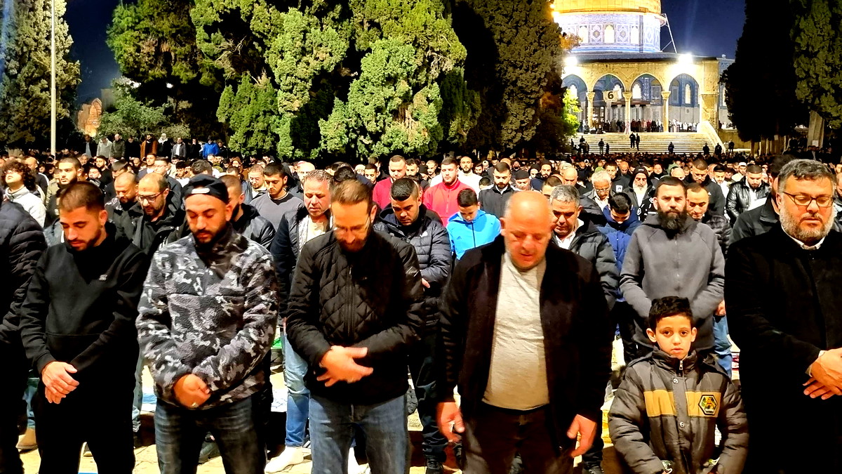  70 ألف مصلٍّ يؤدون صلاة العشاء والتراويح في الأقصى