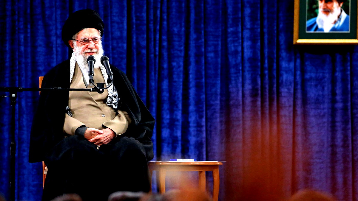 خامنئي يرد على التهديدات العسكرية الأميركية: لا نسعى للحرب، ولكن إذا أقدم الأميركيون وعملاؤهم على خطوة خاطئة فإن إجراءات إيران المضادة ستكون حاسمة ومؤكدة