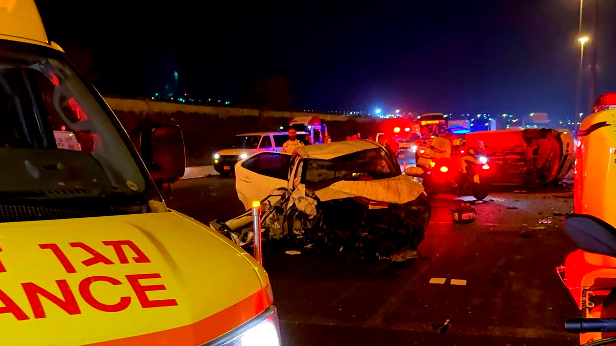 إصابة 3 شبان بجروح خطيرة ومتوسطة إثر حادث طرق على شارع 6 قرب نتسني عوز