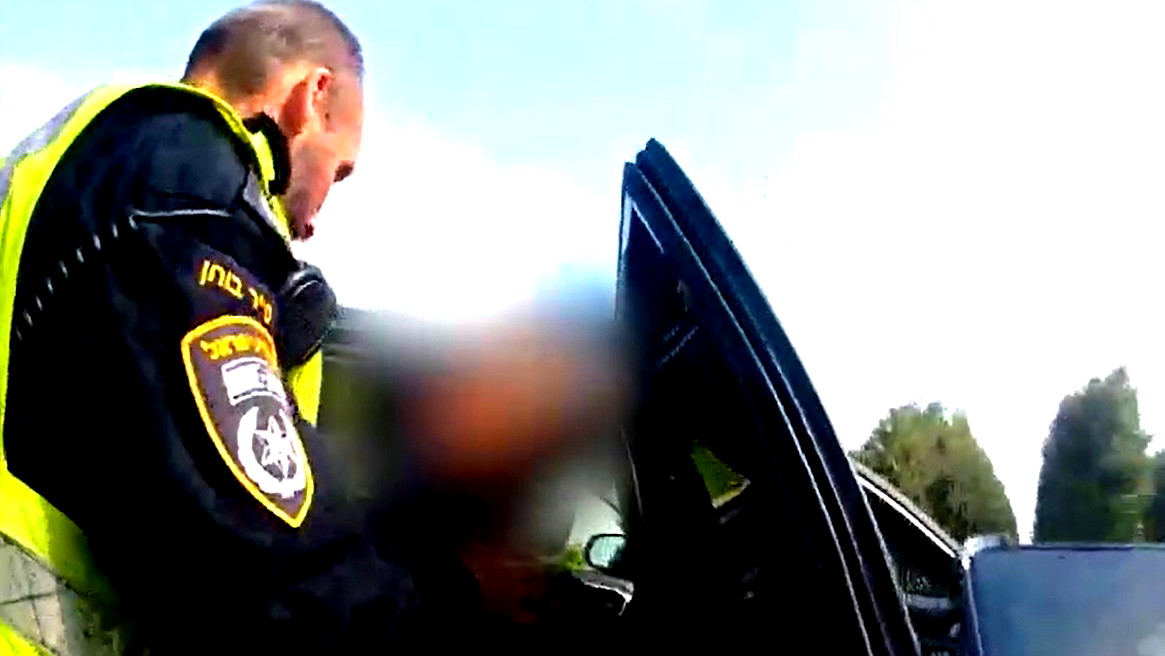 اعتقال شاب من حورة يقود سيارة رغم الغاء رخصته على يد المحكمة