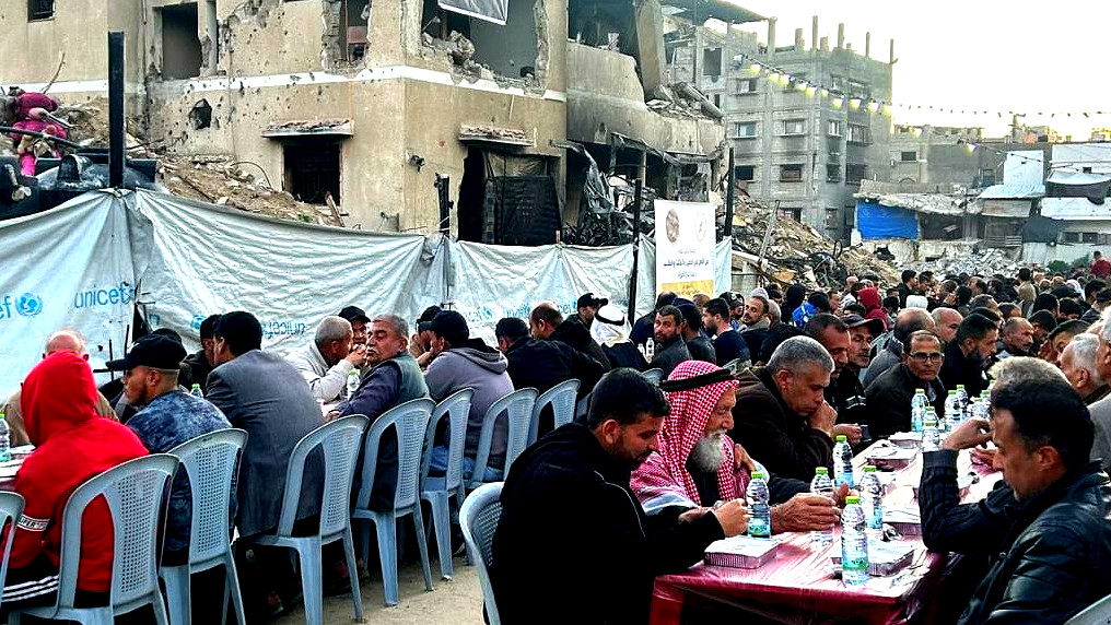 حملة الإغاثة "فكر بغزة" تنظم افطارا جماعيا في خانيونس لـ 1500 شخص