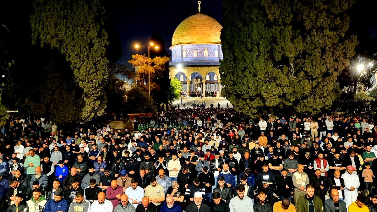 100 ألف مصلٍّ يؤدون صلاة العشاء والتراويح في المسجد الأقصى