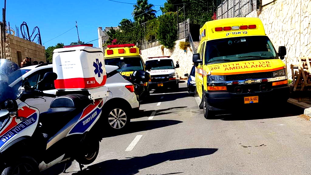 إصابة سائق دراجة نارية بجراح متوسطة وآخرين بجراح طفيفة إثر حادث طرق في بيت حنينا بالقدس