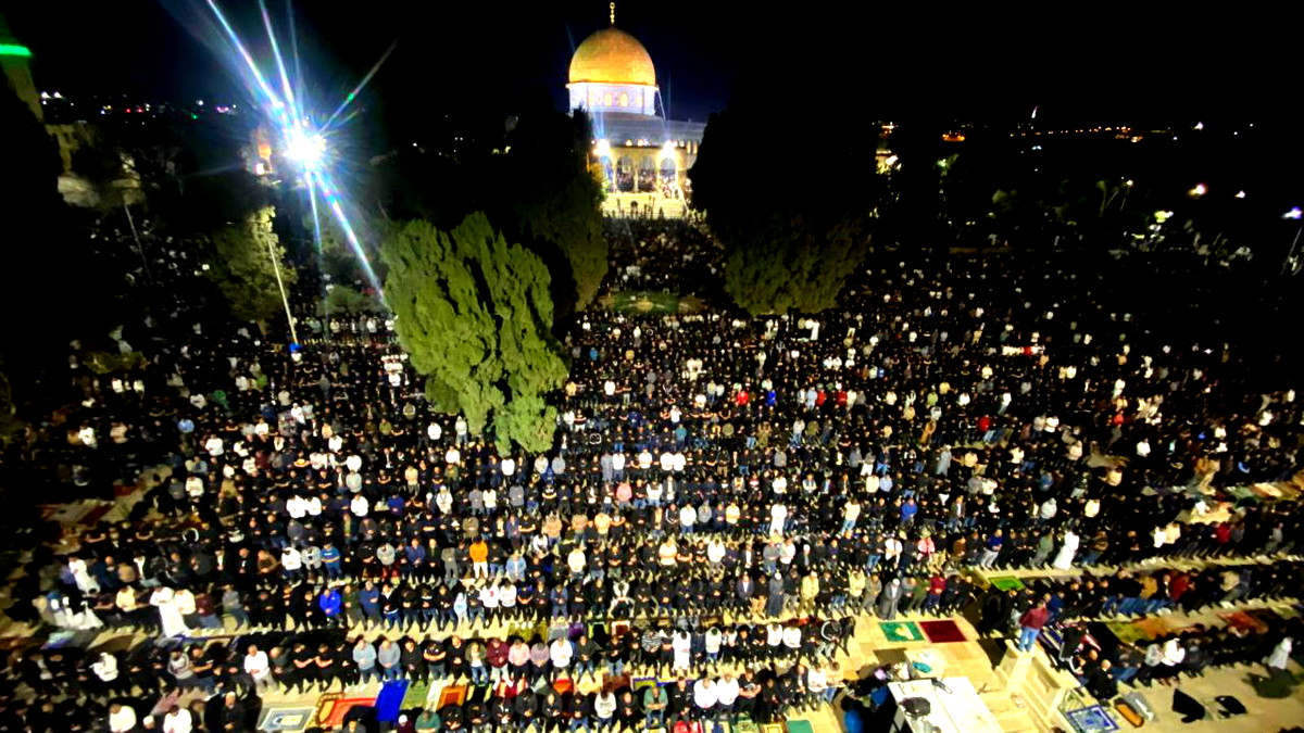 فيديو وصور| 130 ألف مصلٍّ أدوا صلاتي العشاء والتراويح في المسجد الأقصى المبارك