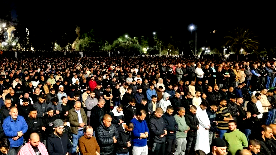 وسط أجواء إيمانية- عشرات الآلاف أدوا صلاة الفجر في رحاب المسجد الأقصى المُبارك