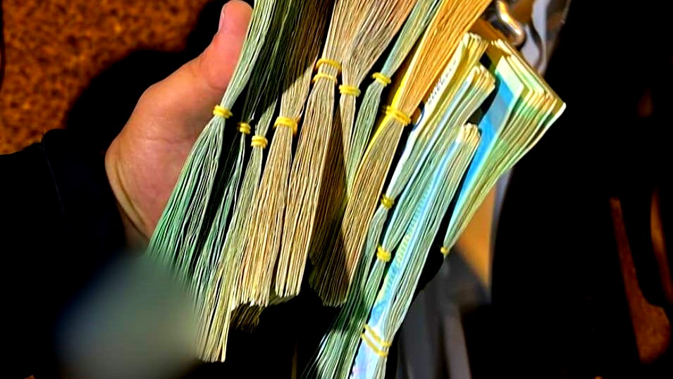 بالقرب من مدخل قرية إكسال- اعتقال شاب من سكّان المركز بعد ضبط حوالي 100 ألف شاقل نقدًا وعشرات علب السجائر المشتبه بأنّها مهرّبة