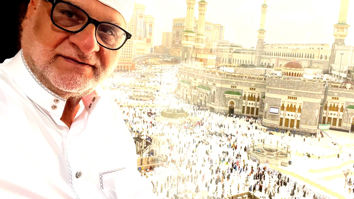 رحلة الروح بين مكة والمدينة: تأمّلات في الاعتكاف والخشوع والخدمة