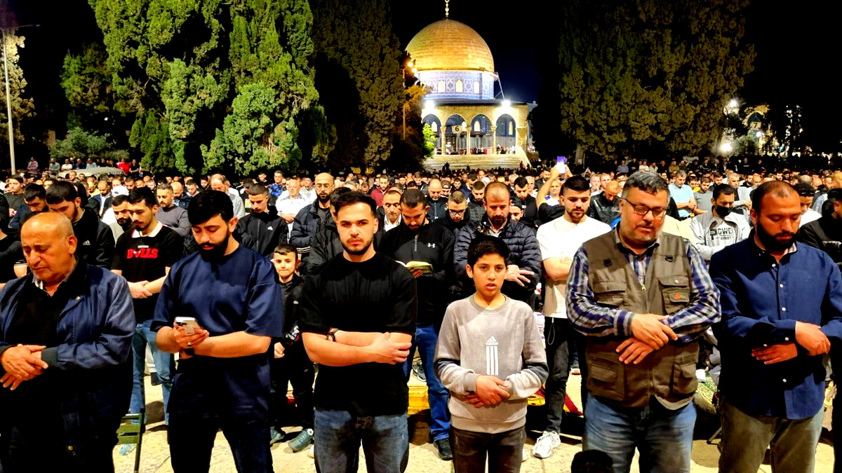 فيديو وصور| 70 ألف مصلٍّ أدوا صلاتي العشاء والتراويح في اليوم السابع عشر من شهر رمضان المبارك في رحاب المسجد الأقصى