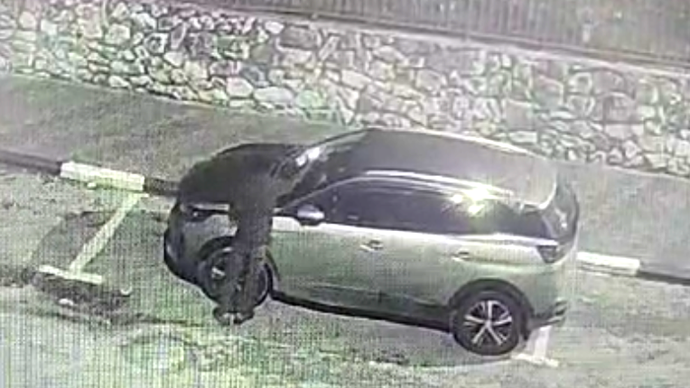 أضرم النيران بسيارة وفرّ هاربًا من البلاد- لائحة اتّهام بحقّ شاب (22 عامًا) من قرية الشبلي