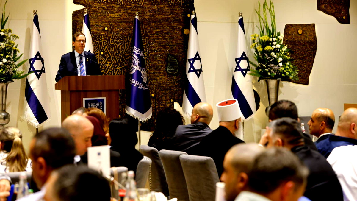 يتسحاق هرتسوغ يقيم افطارًا رمضانيًا في مقر الرّئاسة ويؤكّد: إن مسؤولية إسرائيل تجاه مواطنيها تُلزمنا بجعل مكافحة الجريمة المنظمة هدفًا وطنيًا 