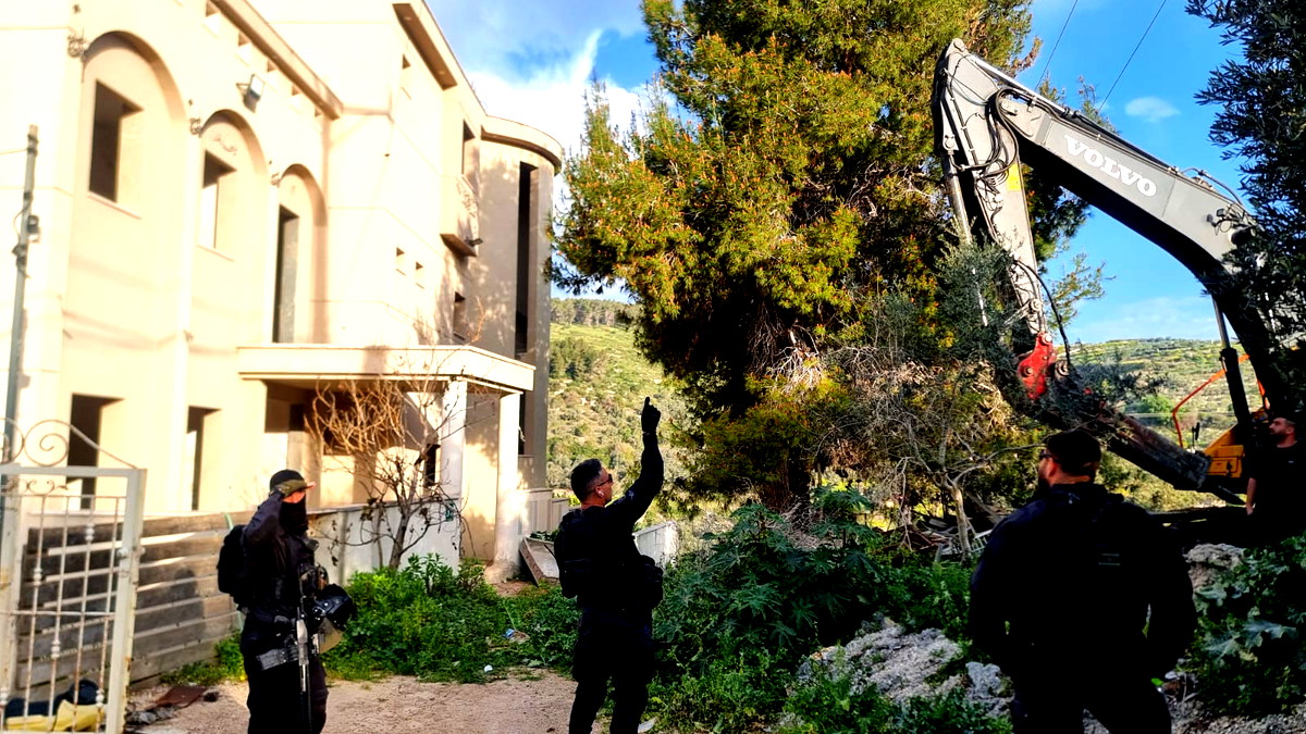 الآليات الإسرائيليّة تهدم منزلًا بأحد أحياء مدينة أم الفحم بحجة البناء غير المرخص