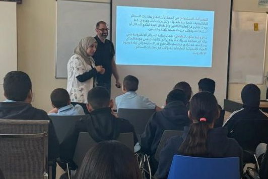 مديرة التمريض في مركز صحة الطفل ديانا، الممرضة منال خطيب، تقدّم محاضرة توعوية حول مخاطر الأرجيلة الإلكترونية في مدرسة ابن خلدون – الناصرة