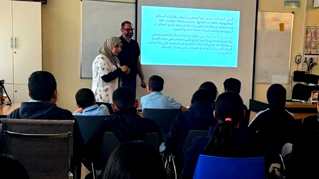 مديرة التمريض في مركز صحة الطفل ديانا، الممرضة منال خطيب، تقدّم محاضرة توعوية حول مخاطر الأرجيلة الإلكترونية في مدرسة ابن خلدون – الناصرة