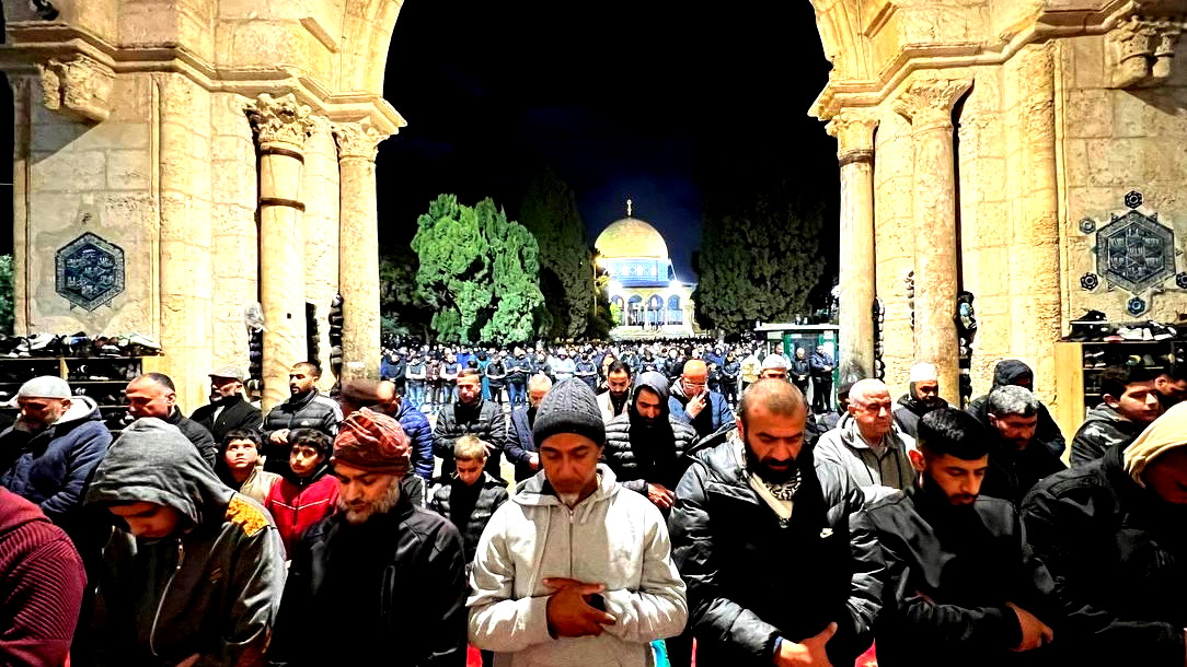 رغم الاجواء الماطرة: عشرات الالاف يؤدون صلاة العشاء والتراويح في المسجد الأقصى