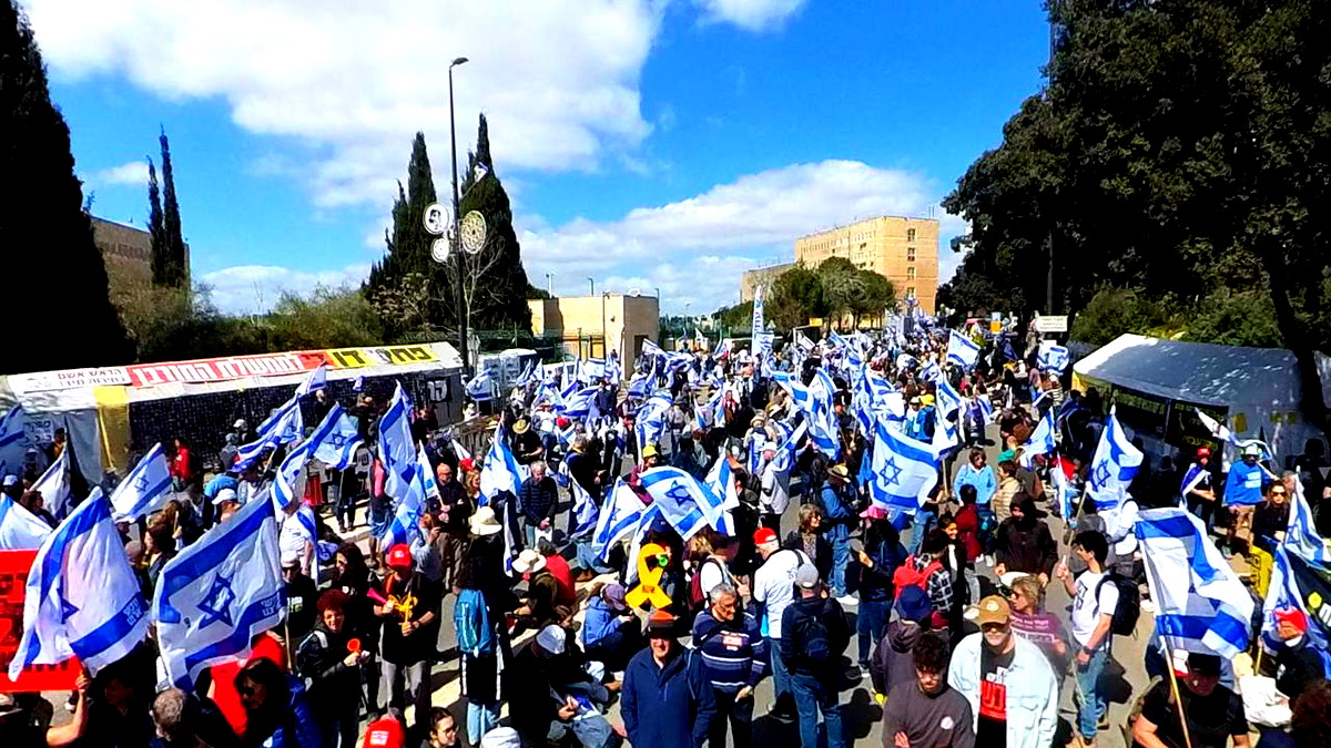 القدس: الآلاف يتظاهرون رفضًا لقرار نتنياهو باستئناف الحرب وإقالة رئيس "الشاباك"