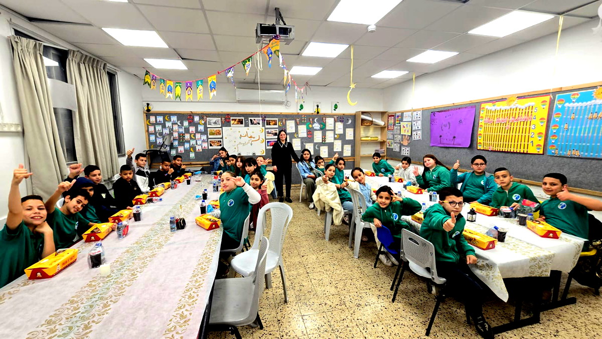 مائدة رمضانية تجمع طلاب وضيوف مدرسة الرؤى– منشية زبدة في أجواء من المحبة والعطاء